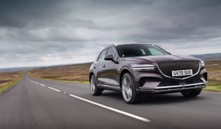 Genesis GV70 – front quarter tracking